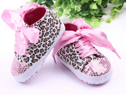 Leopard print shoe head baby shoes.